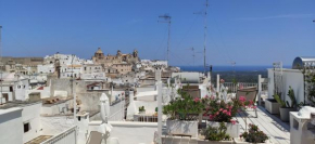 Casa dei Fiori Ostuni, Chic Home, steps to old town, stunning rooftop views